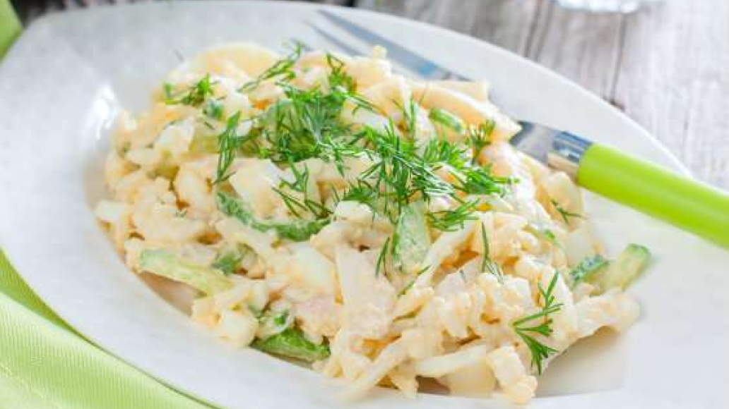 Салат из консервированных кальмаров - рецепт приготовления с фото от Maggi.ru