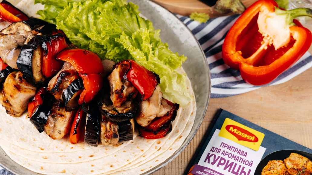 Сочный шашлык из куриных бедер с болгарским перцем и баклажанами - рецепт приготовления с фото от Maggi.ru