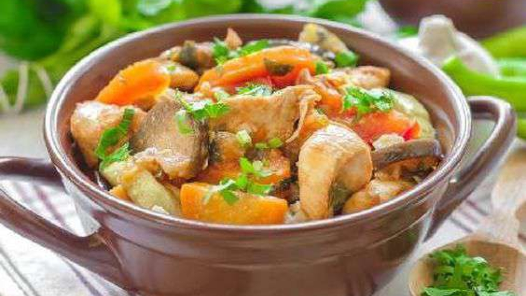 Ароматная курица, тушеная с овощами - рецепт приготовления с фото от Maggi.ru