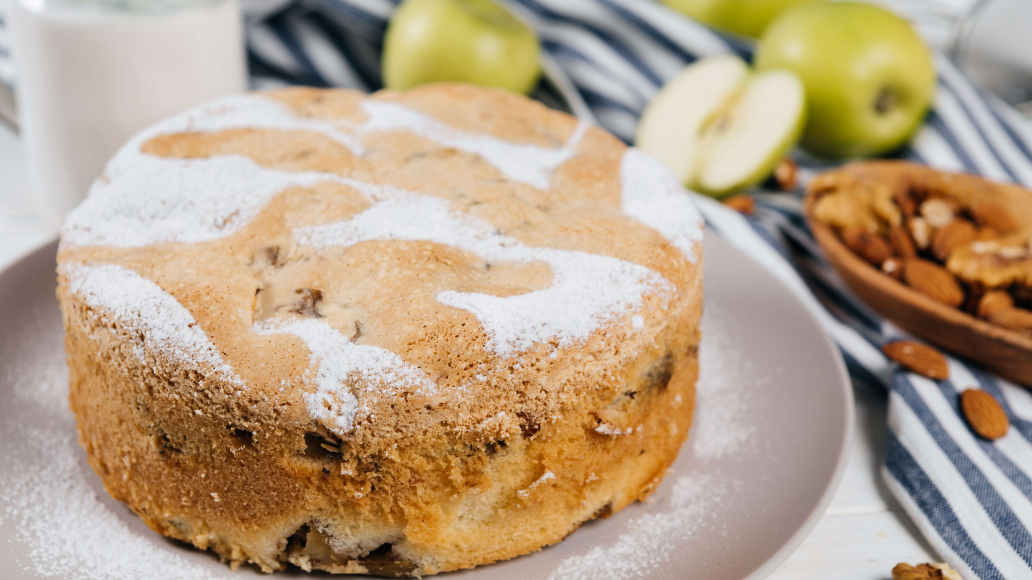 Коричная шарлотка с яблоками и орехами в духовке, пошаговый рецепт с фото