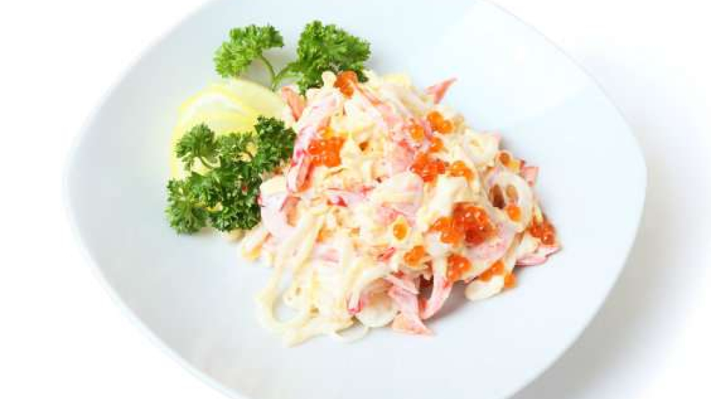 Салат с кальмарами и икрой - рецепт приготовления с фото от Maggi.ru