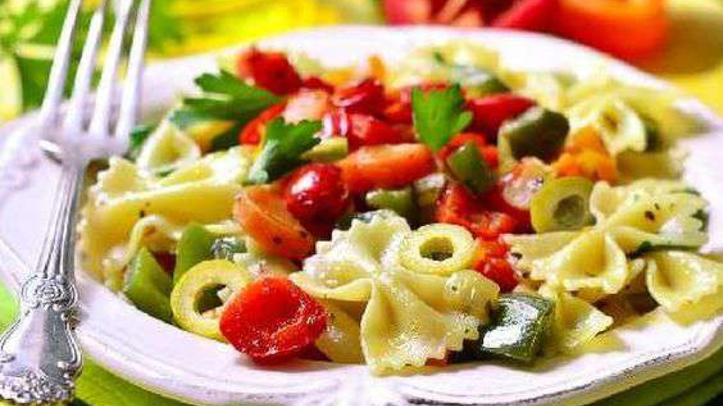 Крабовый салат с "бантиками" - рецепт приготовления с фото от Maggi.ru