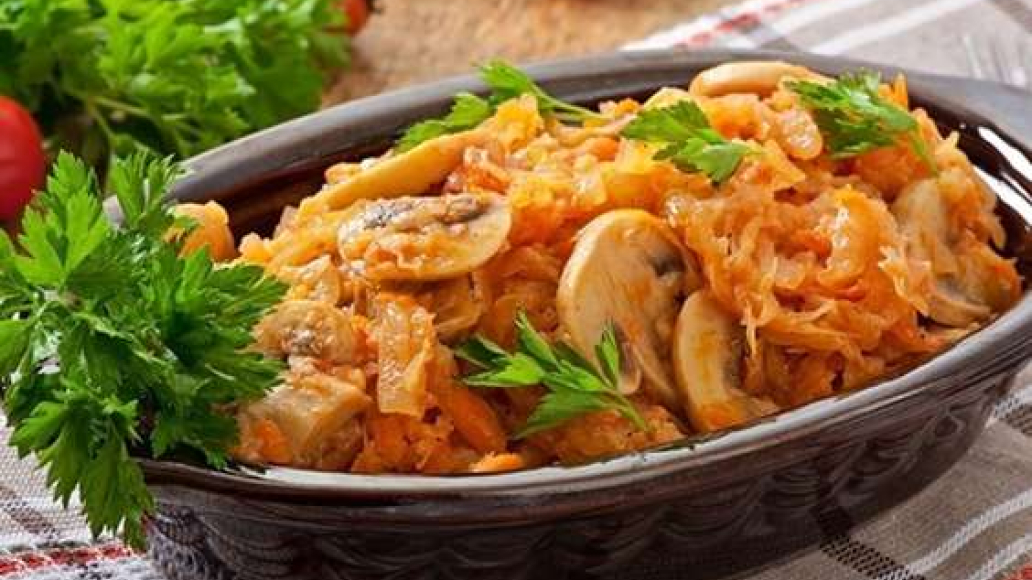 Тушеная капуста с грибами и приправой MAGGI® - рецепт приготовления с фото