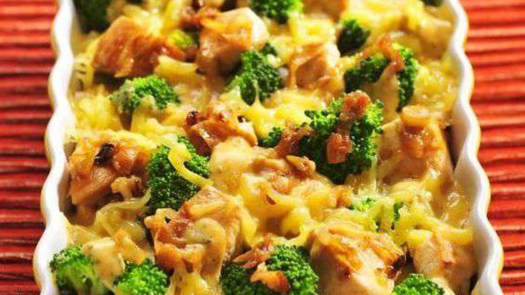 Куриное филе и брокколи, запеченные под сливочным соусом: рецепт с фото