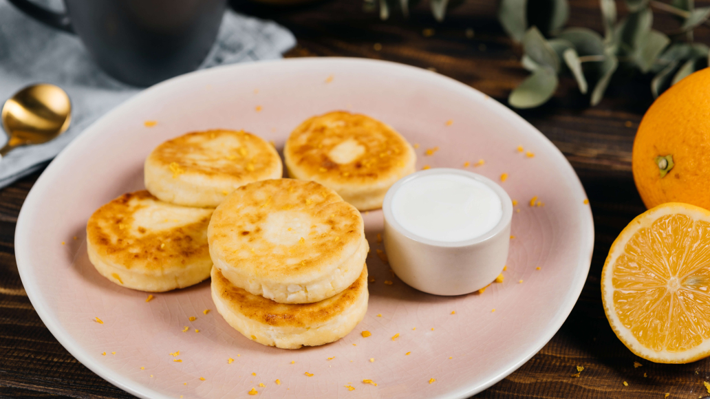 Ароматные цитрусовые сырники с румяной корочкой, пошаговый рецепт