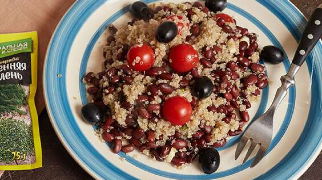 Гарнир из киноа с красной фасолью, черри и маслинами: рецепт с фото