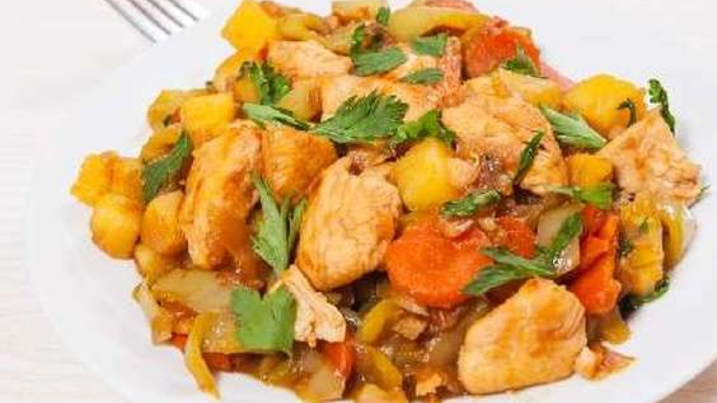 Сочное жаркое из курицы с овощами - рецепт приготовления с фото от Maggi.ru