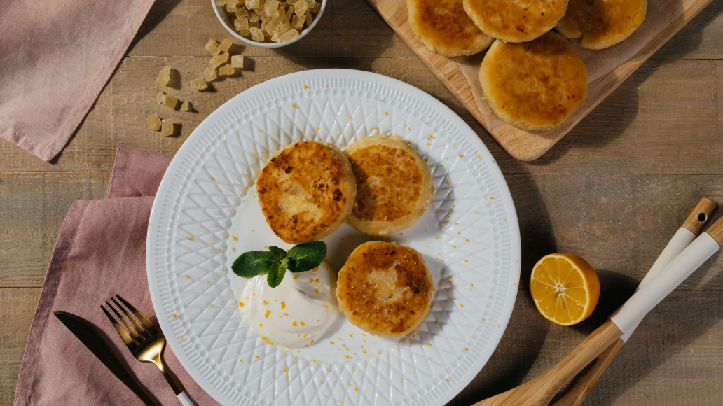 Сырники с манкой, цукатами и сметаной - рецепт приготовления с фото от Maggi.ru