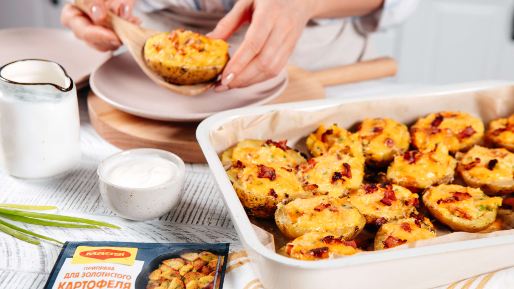 Запечённый в духовке фаршированный картофель с беконом и сыром - рецепт приготовления с фото от Maggi.ru