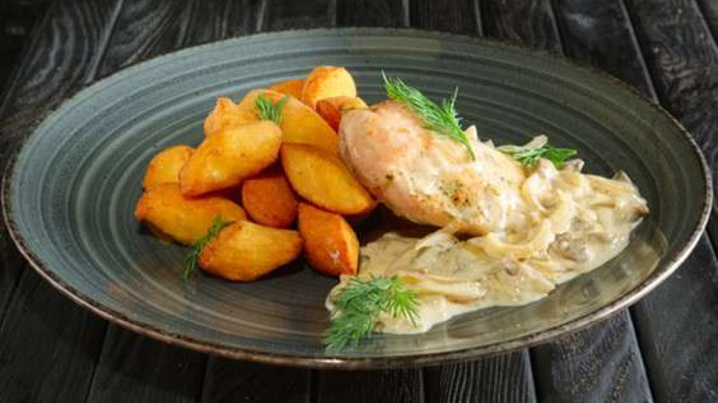 Нежная курица со сметаной и шампиньонами - рецепт с фото от Магги
