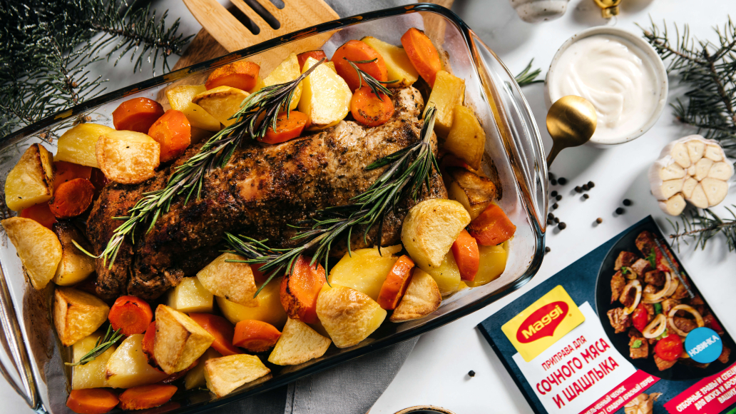 Запечённая в духовке свинина с овощами и розмарином: рецепт с фото