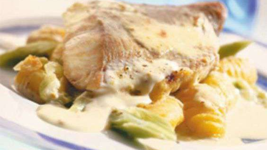 Запечённый сом на клёцках и луке - рецепт приготовления с фото от Maggi.ru