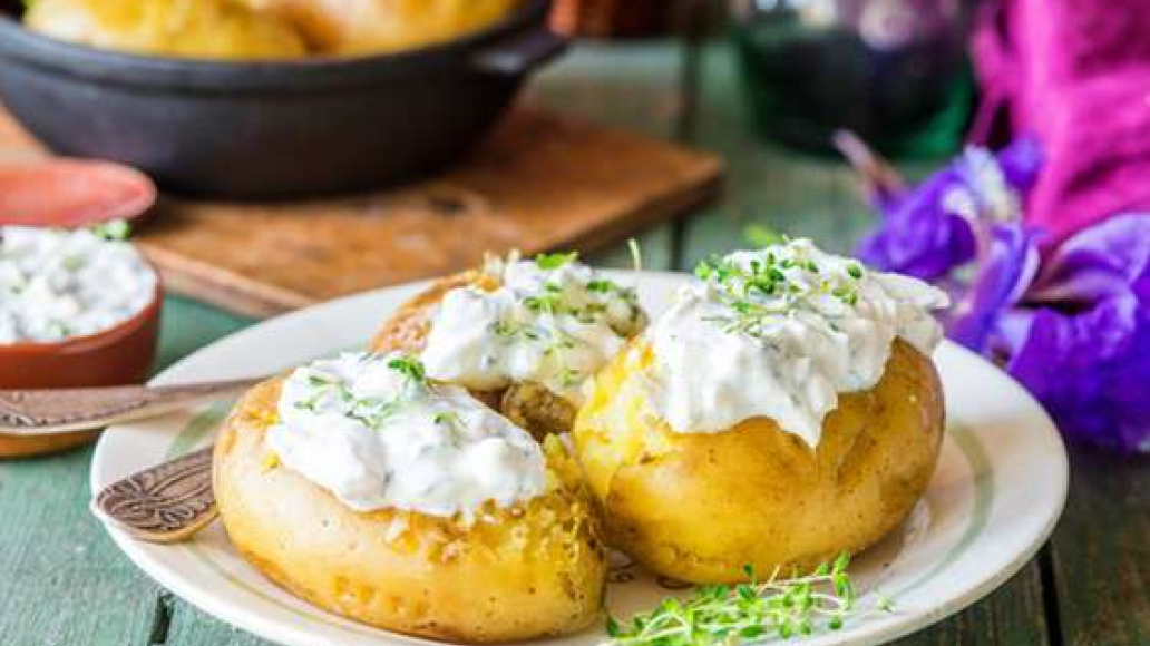 Молодой картофель в духовке с травами и соусом тартар: рецепт с фото