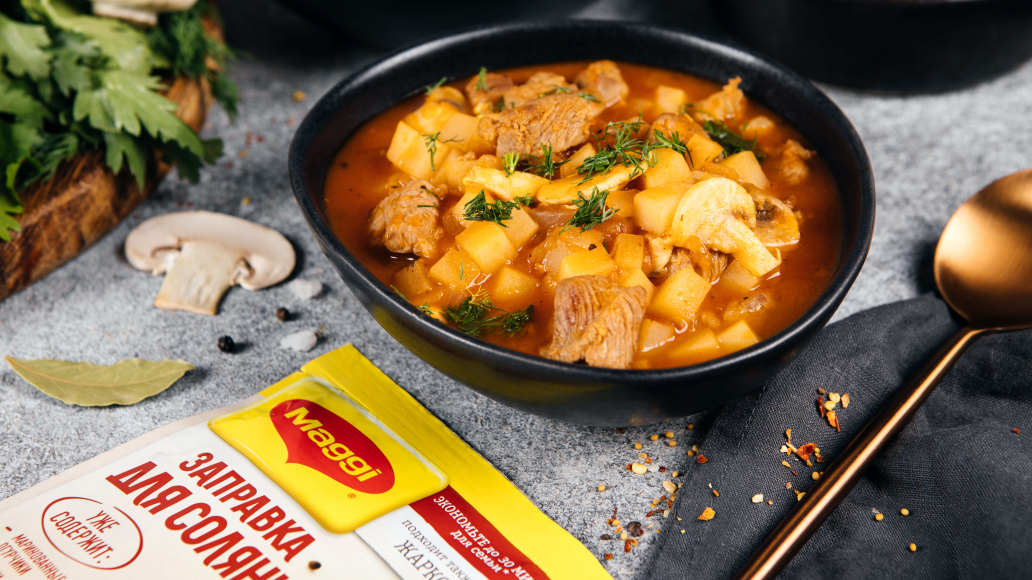 Сытное жаркое из свинины с овощами и грибами - рецепт приготовления с фото от Maggi.ru