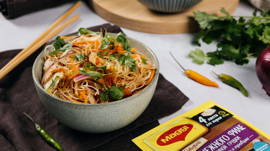 Салат в азиатском стиле с курицей и рисовой лапшой: рецепт с фото