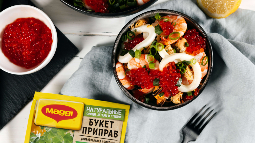 Салат морской с креветками, красной икрой и кальмарами: рецепт с фото