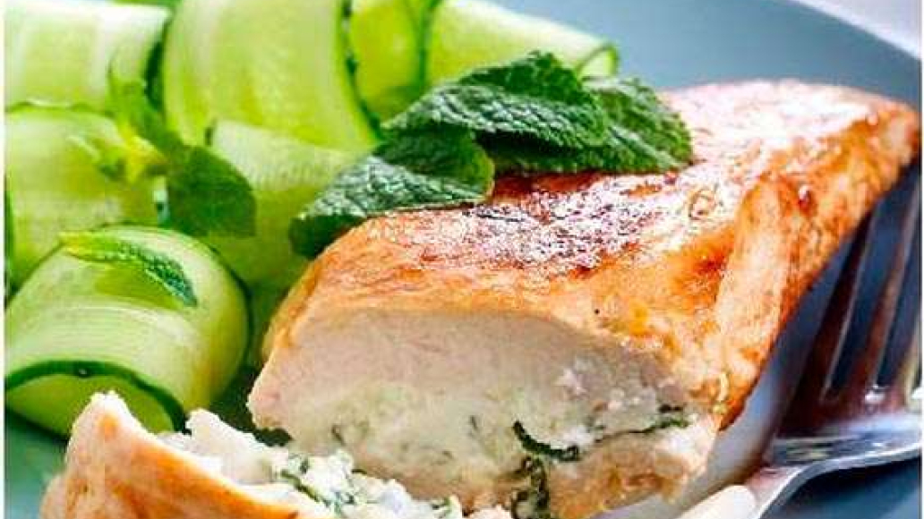 Нежная курица с сыром моцарелла и солеными огурчиками: рецепт с фото
