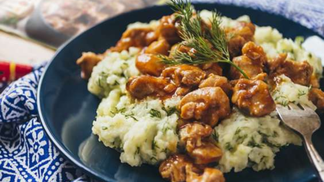 Гуляш из курицы с укропным картофельным пюре - рецепт приготовления с фото от Maggi.ru