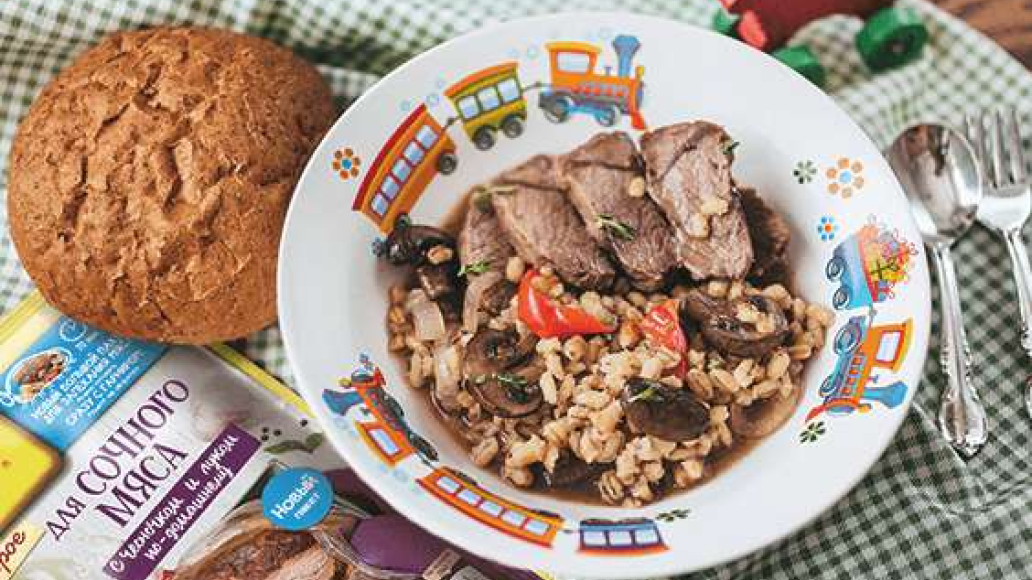 Сочное мясо с перловкой, сладким перцем, грибами и луком: рецепт с фото