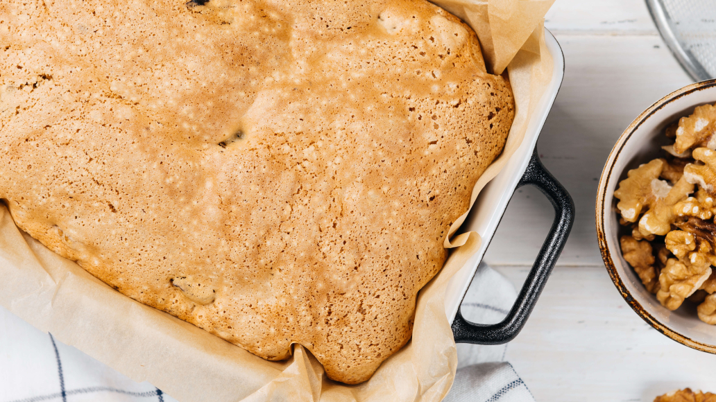 Пышная шарлотка с черносливом и хрустящими орешками: рецепт с фото