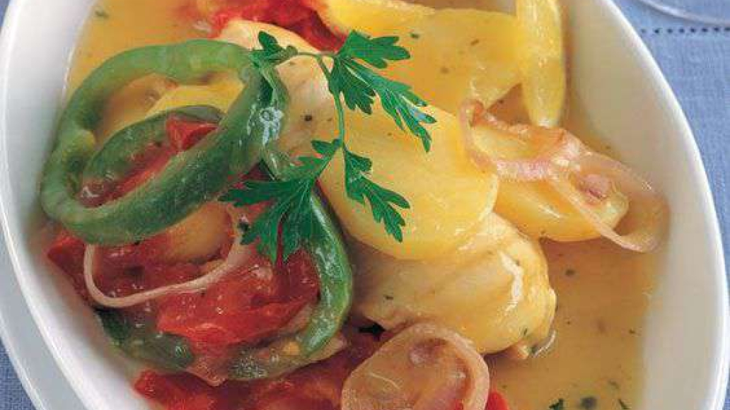 Курица, запеченная в духовке с картофелем и овощами: рецепт с фото