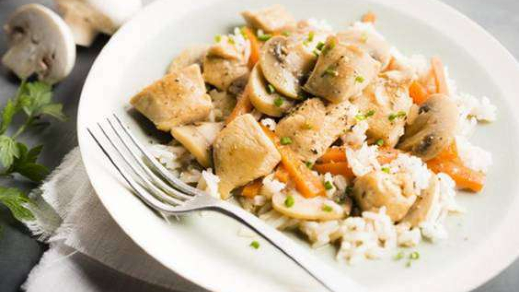 Как приготовить вкусный рис с курицей и грибами в мультиварке | maggi.ru