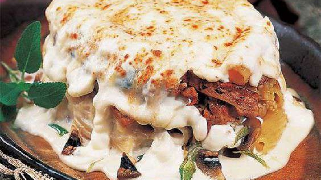 Макароны с курицей и пепперони под соусом бешамель: рецепт с фото