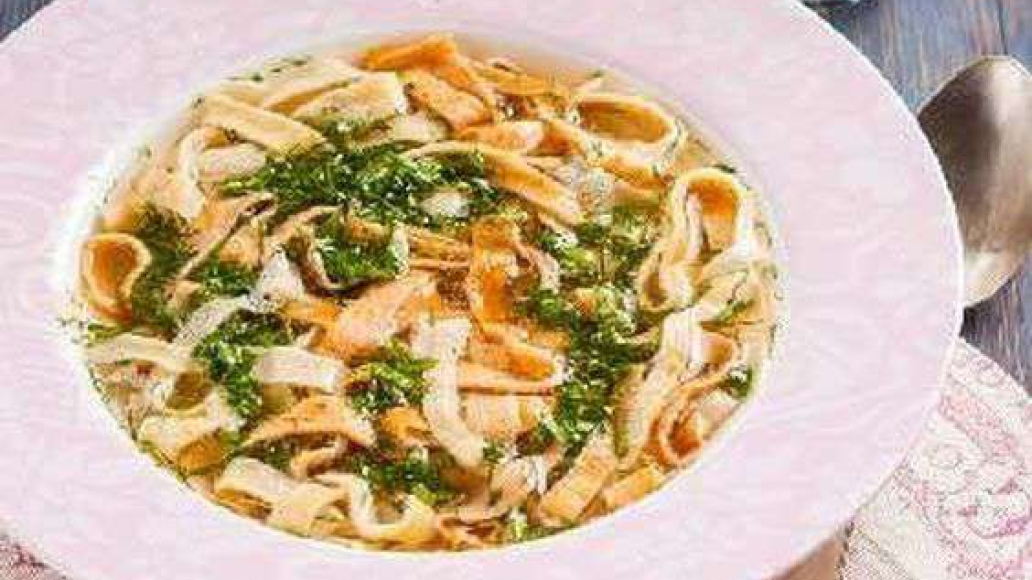 Лёгкий куриный суп с яичными блинчиками - рецепт приготовления с фото от Maggi.ru