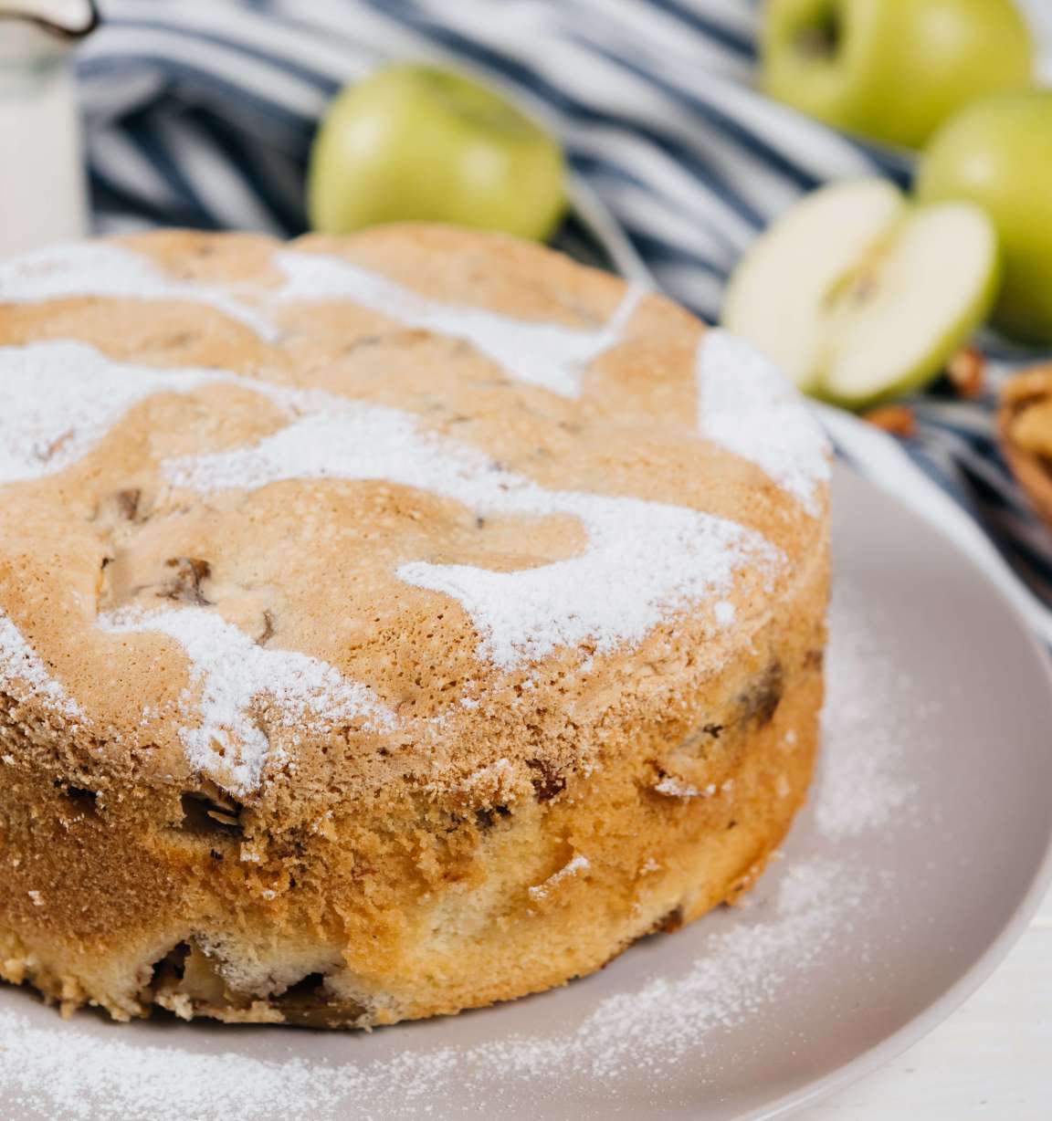 Коричная шарлотка с яблоками и орехами в духовке, пошаговый рецепт с фото