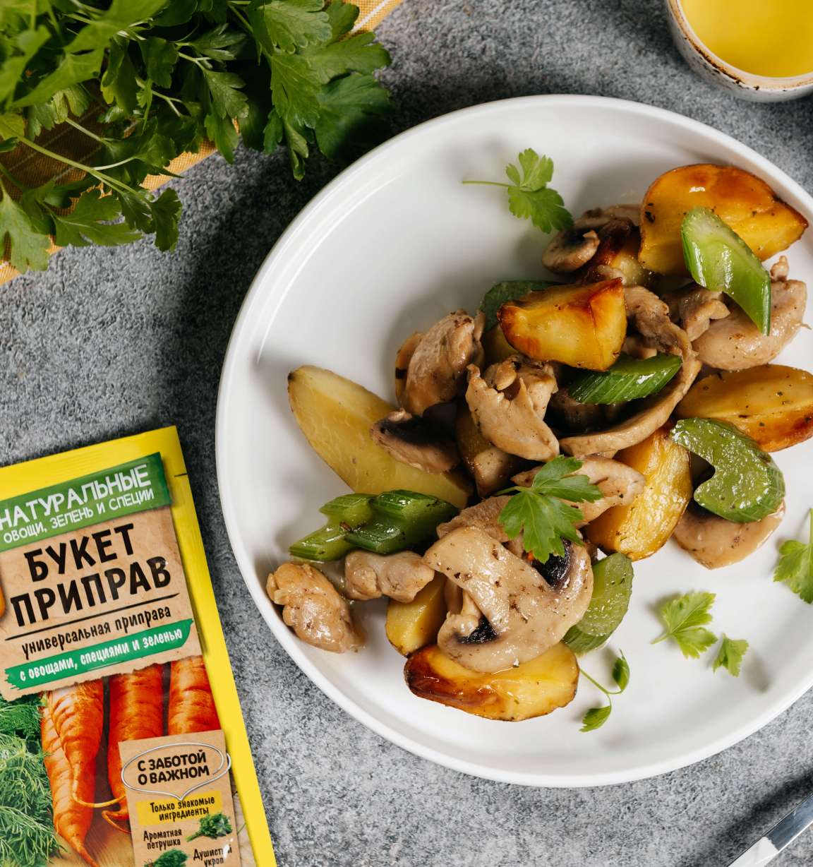 Тушёная курица с шампиньонами и ароматным сельдереем: рецепт с фото