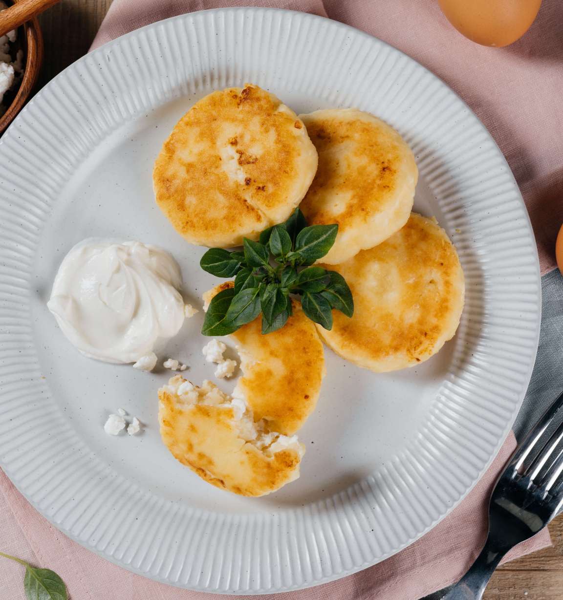 Румяные сырники из нежирного творога - рецепт приготовления с фото от Maggi.ru