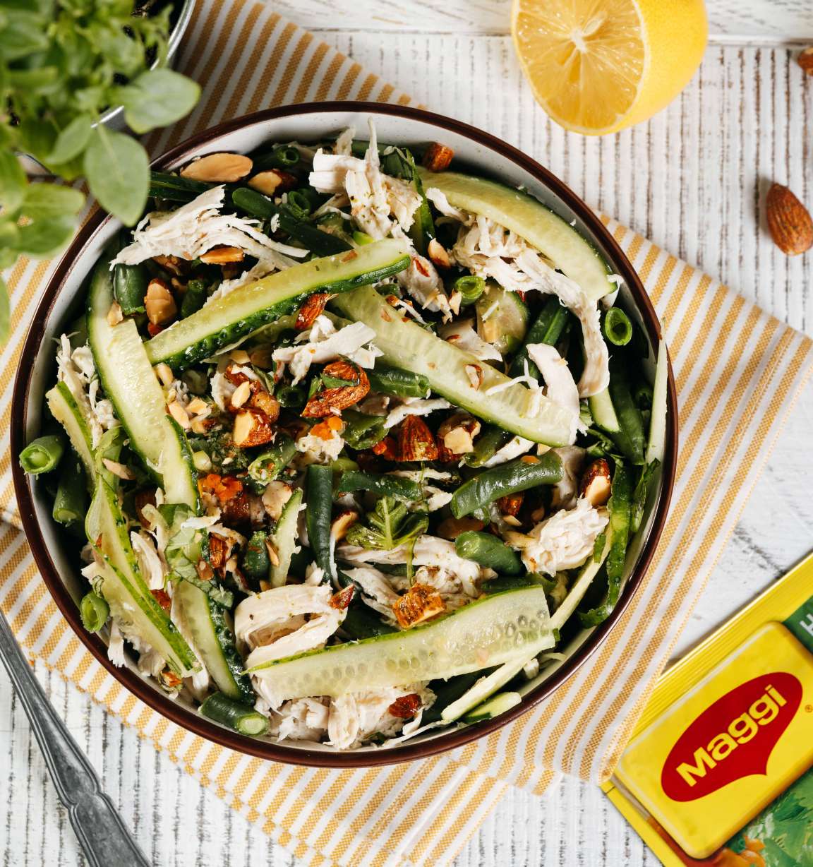 Зелёный салат с курицей, стручковой фасолью и свежим огурцом - рецепт приготовления с фото от Maggi.ru