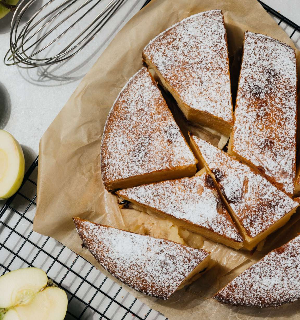 Шарлотка с яблоками и изюмом на сгущенном молоке, пошаговый рецепт с фото