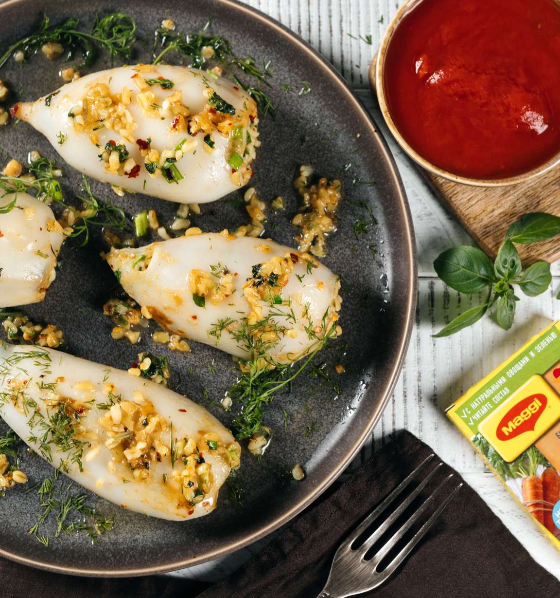 Кальмары, фаршированные булгуром с ароматной зеленью: рецепт с фото