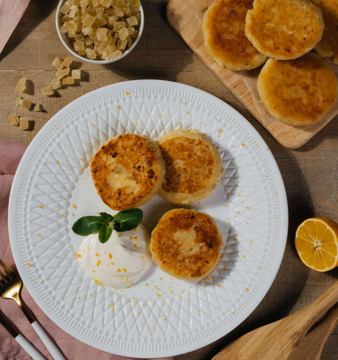 Сырники с манкой, цукатами и сметаной - рецепт приготовления с фото от Maggi.ru