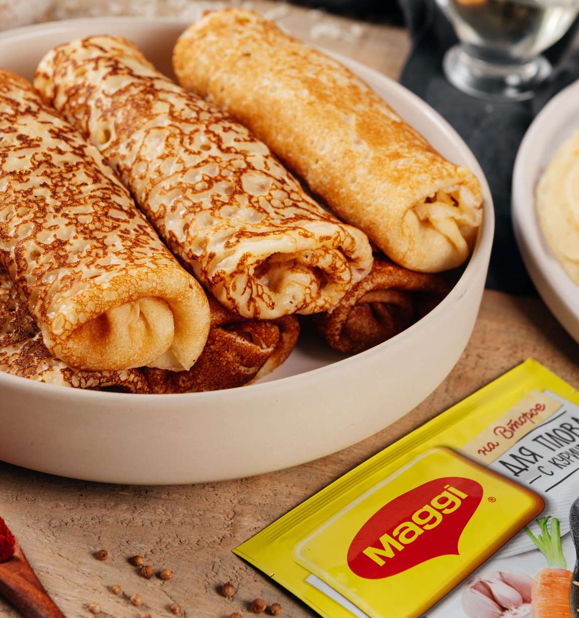 Блинные конвертики с начинкой из курицы и риса на закуску - рецепт приготовления с фото от Maggi.ru