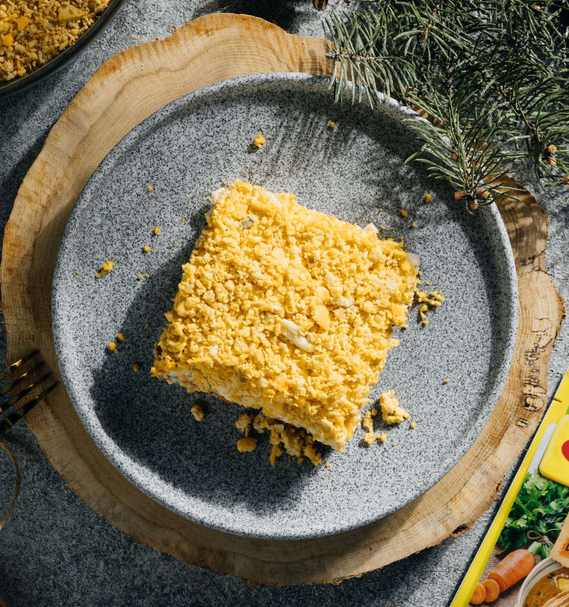 Сочный салат мимоза со шпротами и отварными овощами: рецепт с фото