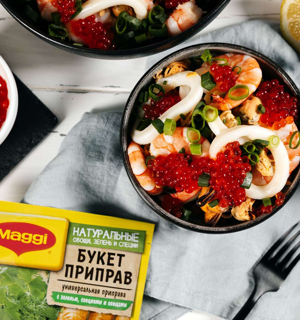 Салат морской с креветками, красной икрой и кальмарами: рецепт с фото