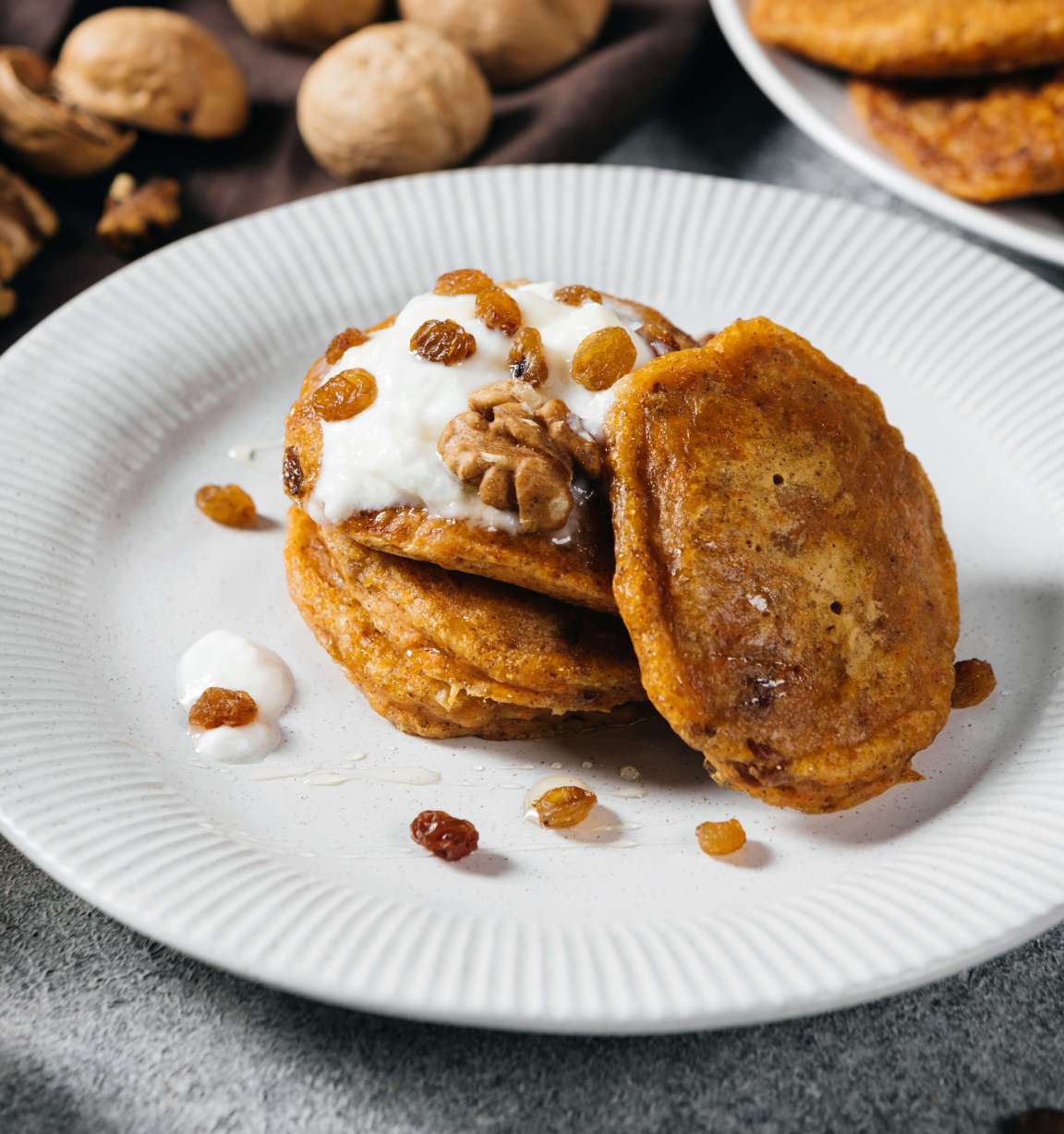 Постные морковные блины с изюмом, орехами и корицей: рецепт с фото