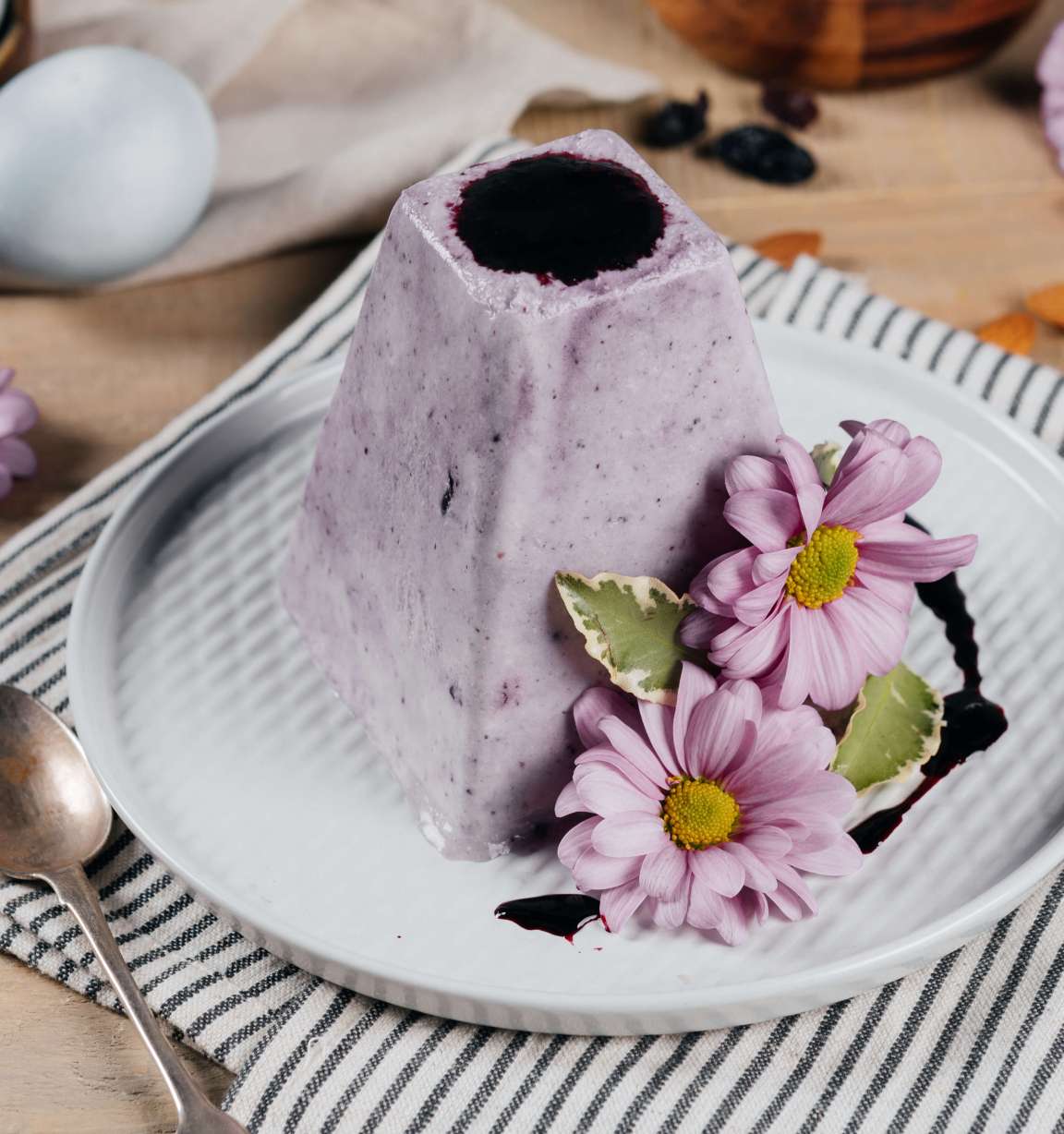 Заварная творожная пасха с черникой, миндалем и изюмом: рецепт с фото