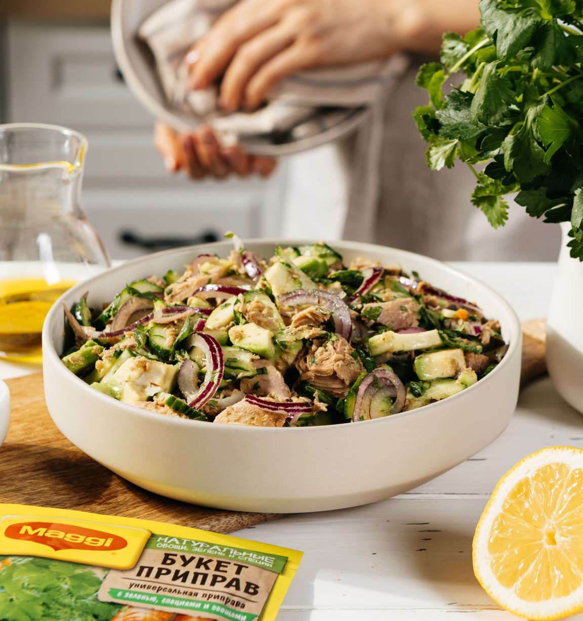 Салат с авокадо, консервированным тунцом и огурцами - рецепт от Магги