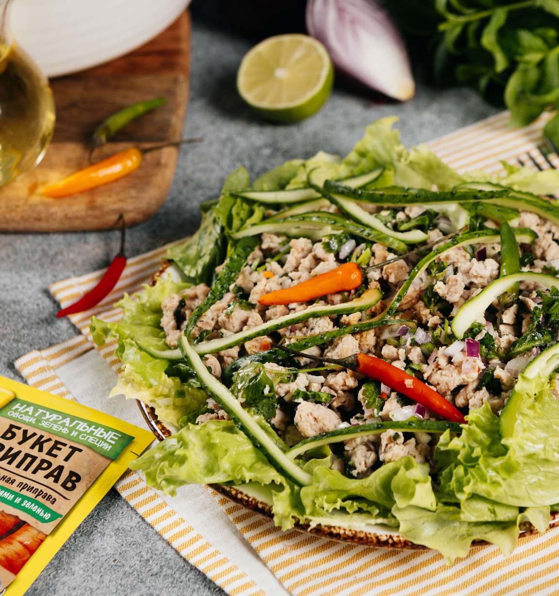Тайский салат с рассыпчатой курицей и ассорти из ароматной зелени - рецепт приготовления с фото от Maggi.ru