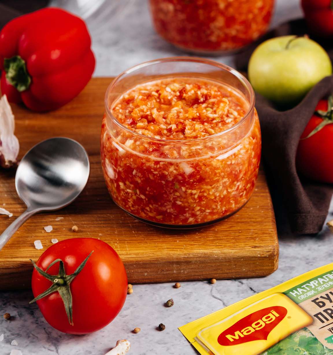 Остро-чесночный соус из хрена, томатов и яблок без варки: рецепт с фото