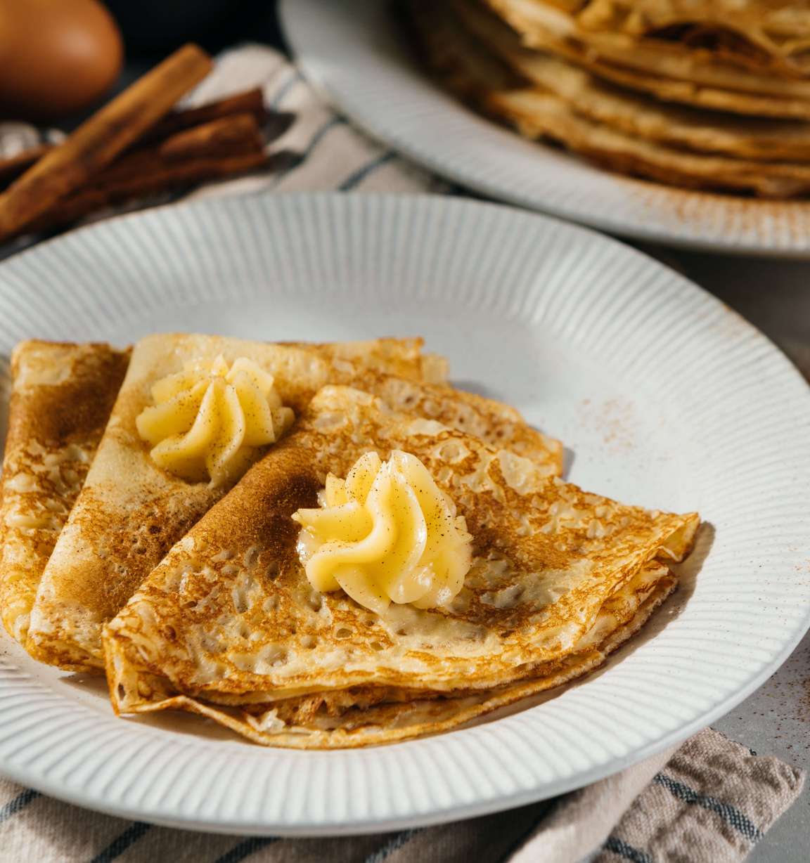 Тонкие блины с дырочками с медово-коричным маслом, пошаговый рецепт с фото