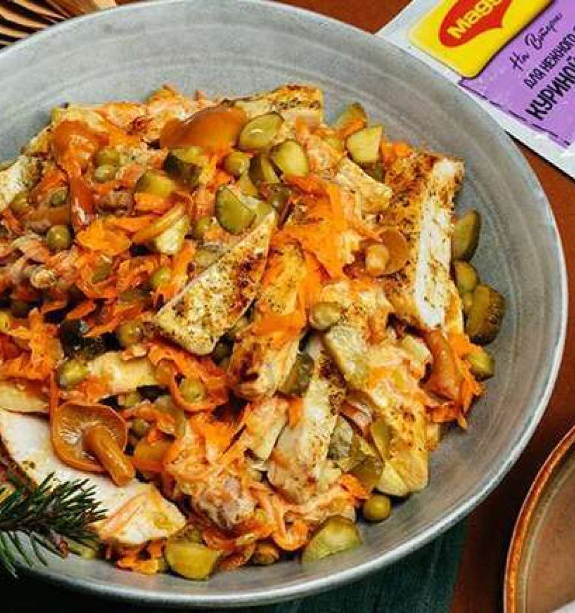 Застольный салат с курицей, маринованными опятами и огурцами, пошаговый рецепт с фото