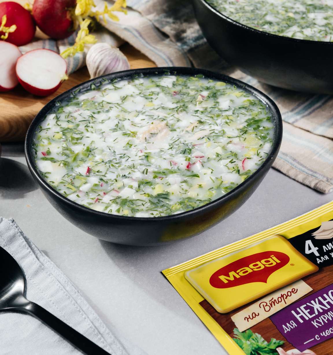 Окрошка с чесночной курицей и шпинатом на сметане и кефире - рецепт приготовления с фото от Maggi.ru