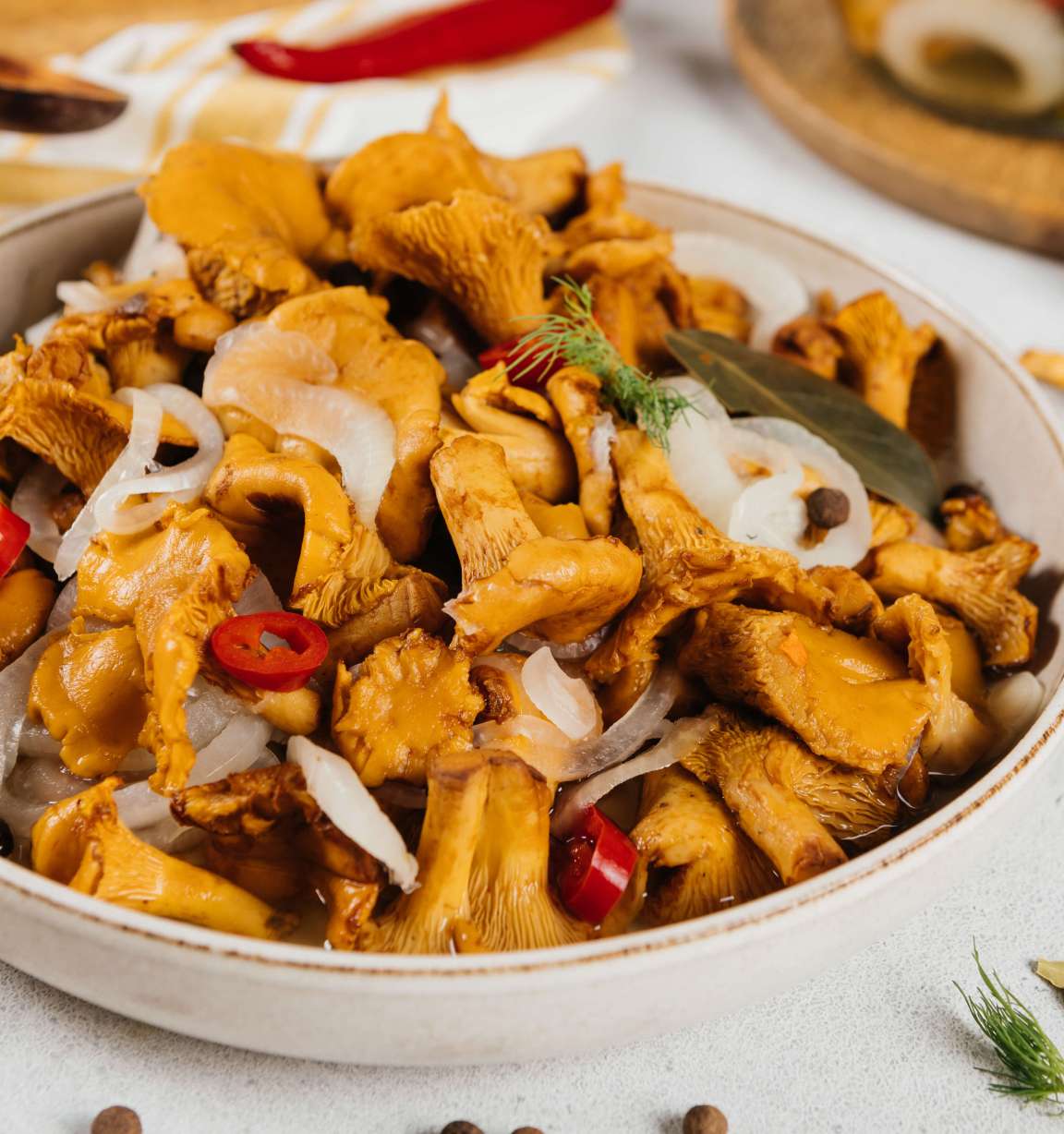 Пикантные маринованные лисички с луком и ароматными пряностями - рецепт приготовления с фото от Maggi.ru