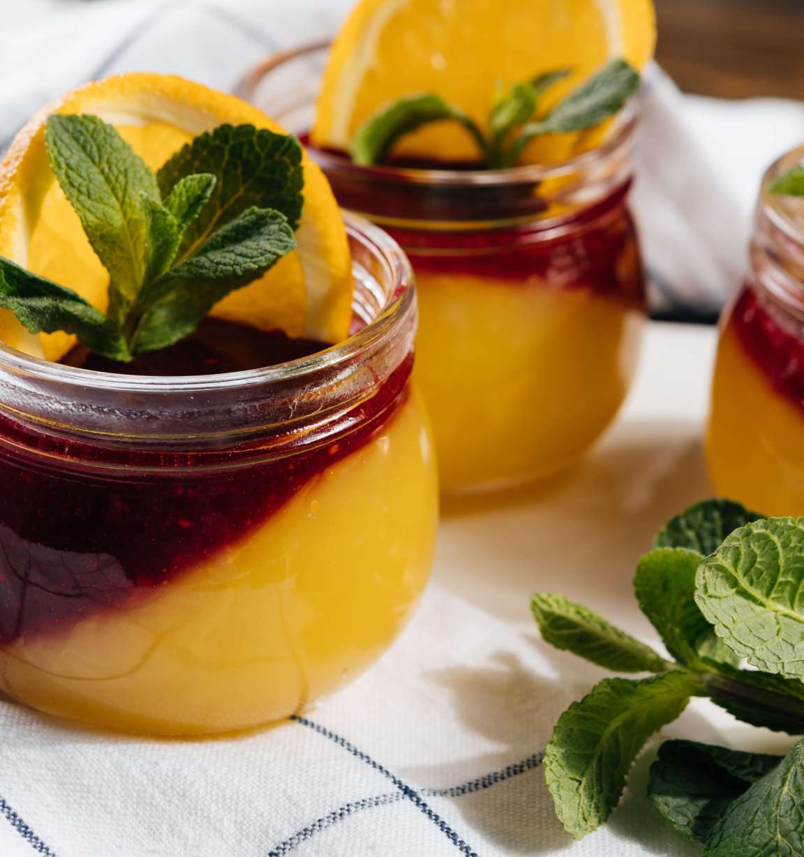 Яркое двухслойное желе из апельсинов и малины - рецепт с фото от Магги