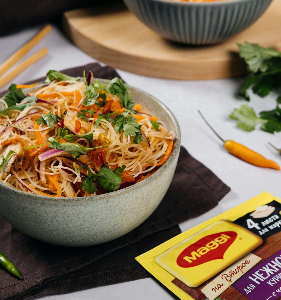 Салат в азиатском стиле с курицей и рисовой лапшой: рецепт с фото