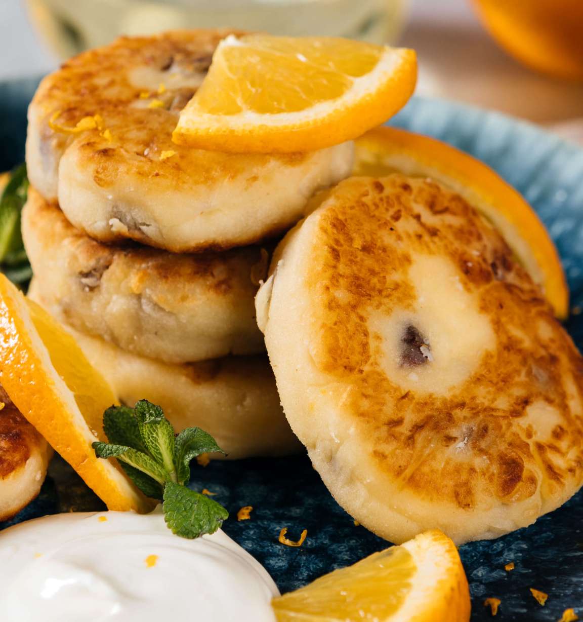 Аппетитные сырники с изюмом и апельсиновым ароматом: рецепт с фото